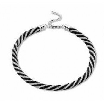 Victoria Feket, fehér nyaklánc Victoria Feket, fehér nyaklánc